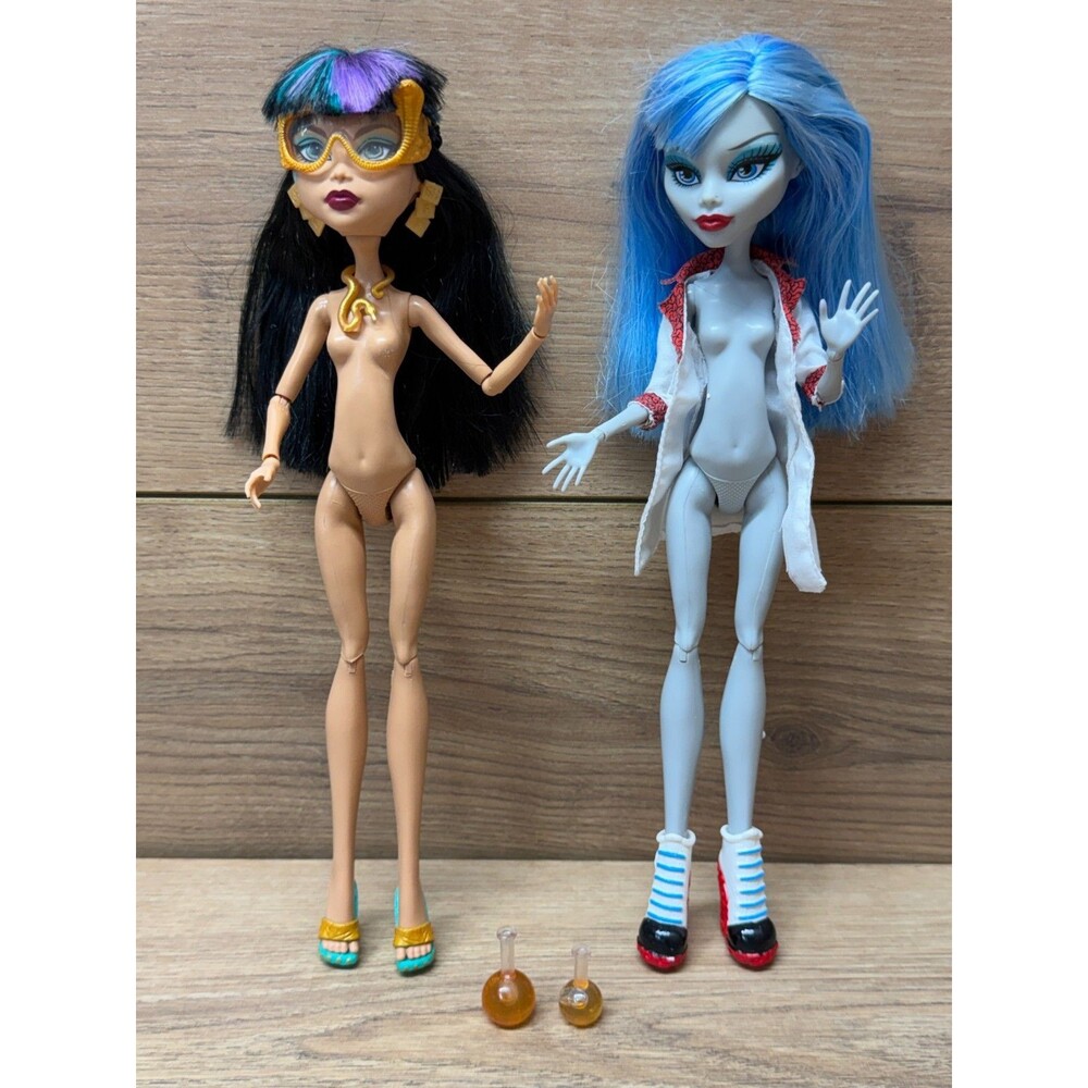 Monster High Cleo de Nile & Ghoulia Yelps G1 Mad Science Lab Partners